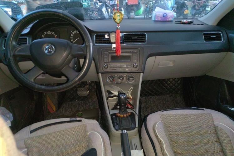Used Skoda Rapid 2013 1.6L Automatic Smart Selection Model Center Console