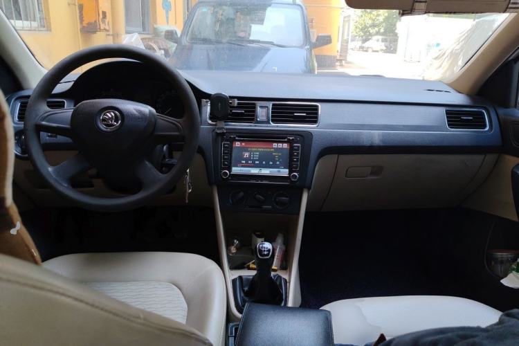 Used Skoda Rapid 2013 1.6L Manual Smart Selection Model Center Console