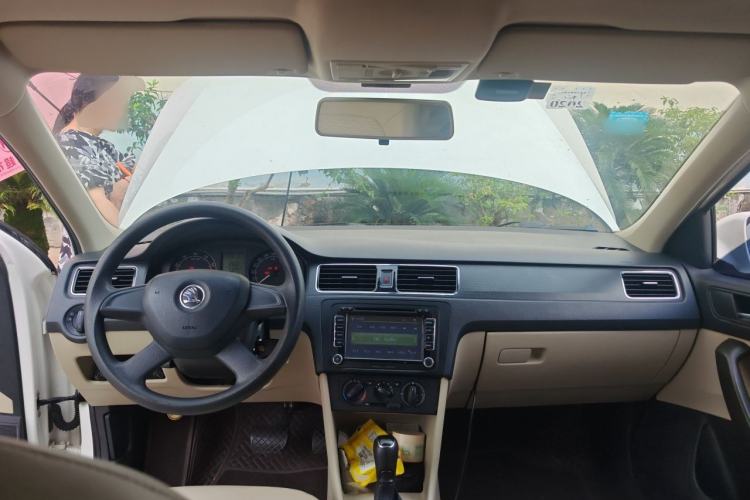 Used Skoda Rapid 2013 1.6L Automatic Smart Selection Model Center Console