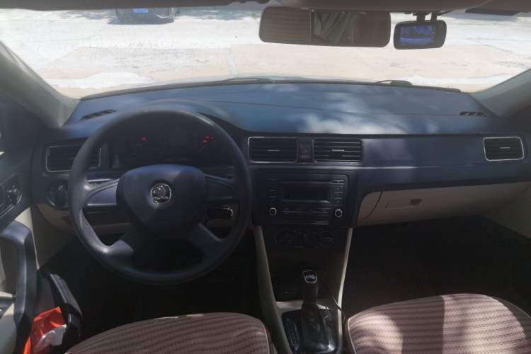Used Skoda Rapid 2013 1.6L Automatic Smart Selection Model Center Console