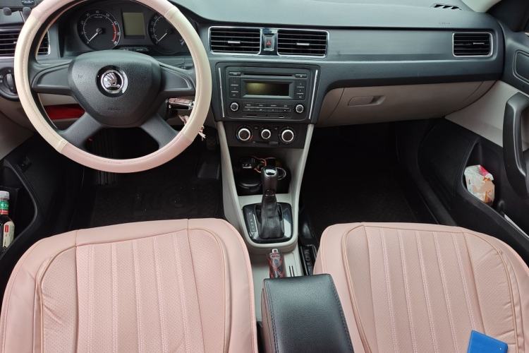 Used Skoda Rapid 2013 1.6L Automatic Smart Selection Model Center Console