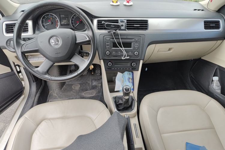 Used Skoda Rapid 2013 1.6L Manual Preferred Version Center Console