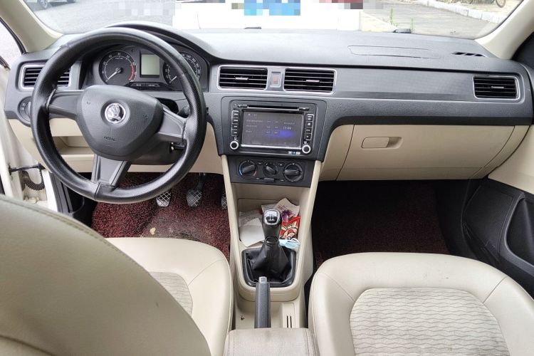Used Skoda Rapid 2013 1.6L Manual Smart Selection Model Center Console