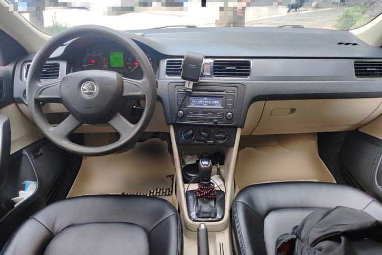 Used Skoda Rapid 2013 1.6L Automatic Smart Selection Model Center Console