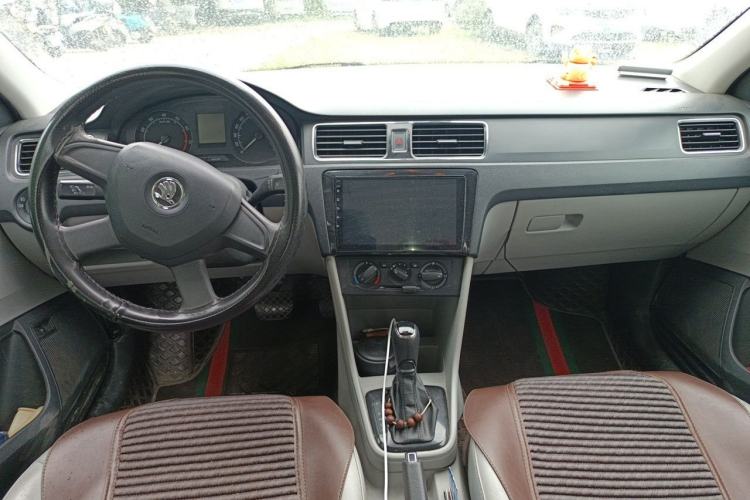 Used Skoda Rapid 2013 1.6L Automatic Smart Selection Model Center Console