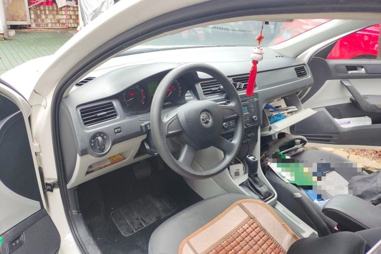 Used Skoda Rapid 2013 1.6L Automatic Smart Selection Model Center Console