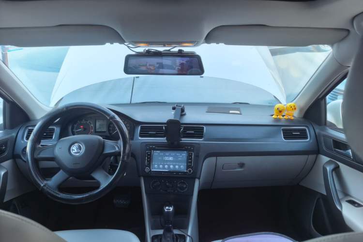 Used Skoda Rapid 2013 1.6L Automatic Smart Selection Model Center Console