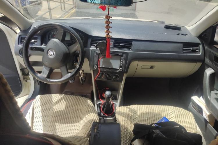 Used Skoda Rapid 2013 1.6L Manual Enjoyment Model Center Console