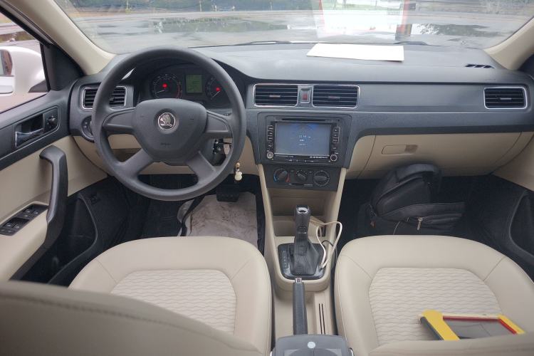 Used Skoda Rapid 2013 1.6L Automatic Smart Selection Model Center Console