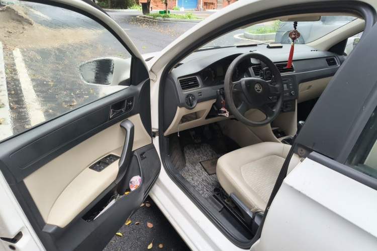 Used Skoda Rapid 2013 1.6L Manual Smart Selection Model Driver Seat