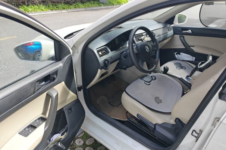 Used Skoda Rapid 2013 1.6L Manual Smart Selection Model Driver Seat