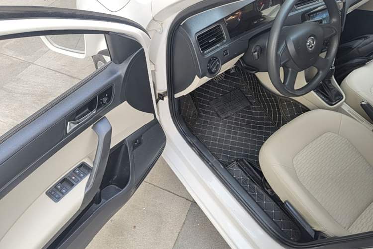 Used Skoda Rapid 2013 1.6L Automatic Smart Selection Model Driver Seat