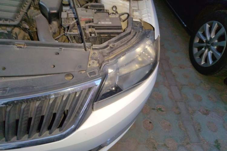 Used Skoda Rapid 2013 1.6L Automatic Smart Selection Model Engine Bay Left
