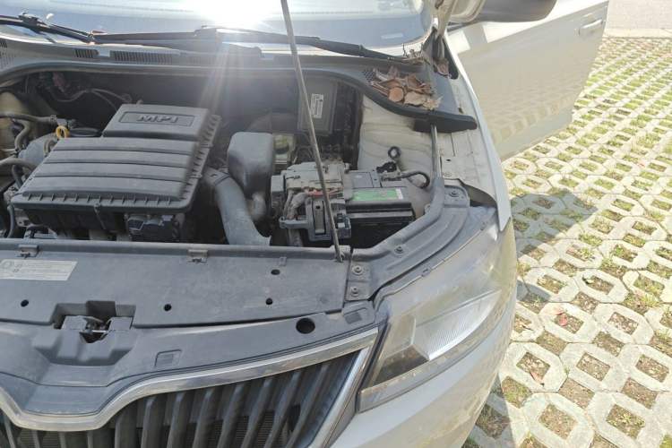 Used Skoda Rapid 2013 1.6L Manual Enjoyment Model Engine Bay Left