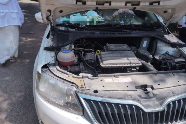 Used Skoda Rapid 2013 1.4L Manual Smart Selection Trim Engine Bay Right