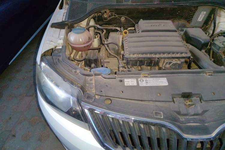 Used Skoda Rapid 2013 1.6L Automatic Smart Selection Model Engine Bay Right