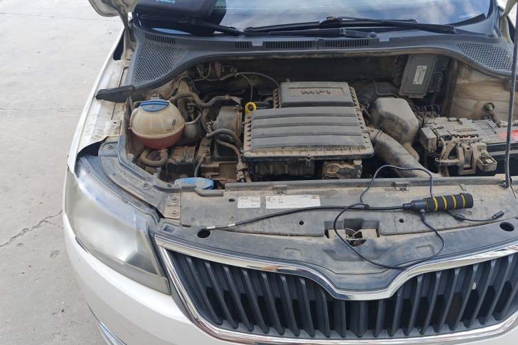 Used Skoda Rapid 2013 1.4L Manual Smart Selection Trim Engine Bay Right