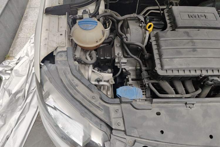 Used Skoda Rapid 2013 1.6L Automatic Smart Selection Model Engine Bay Right