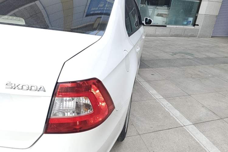 Used Skoda Rapid 2013 1.6L Automatic Smart Selection Model Exterior 3