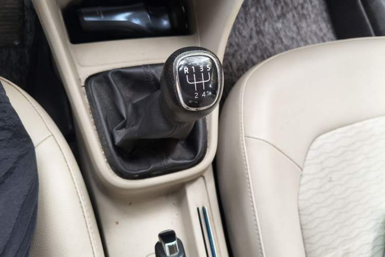 Used Skoda Rapid 2013 1.6L Manual Smart Selection Model Gear Lever