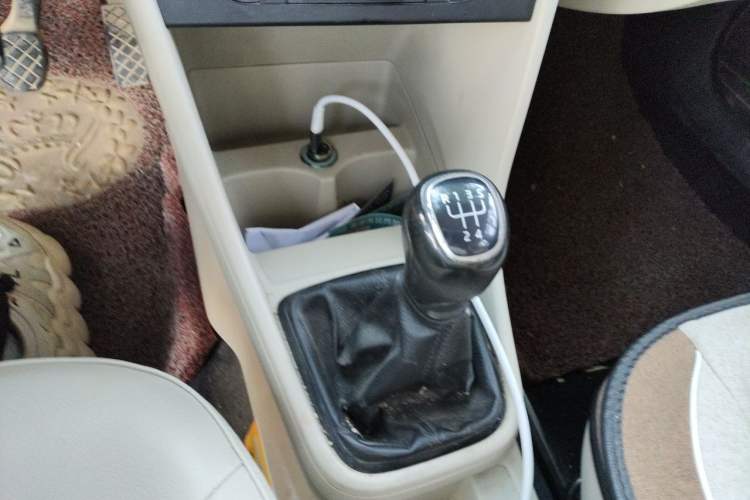 Used Skoda Rapid 2013 1.6L Manual Smart Selection Model Gear Lever
