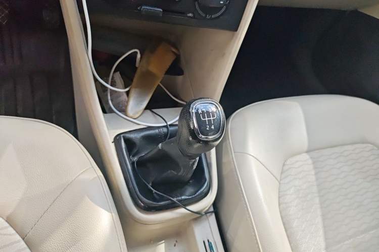 Used Skoda Rapid 2013 1.6L Manual Smart Selection Model Gear Lever