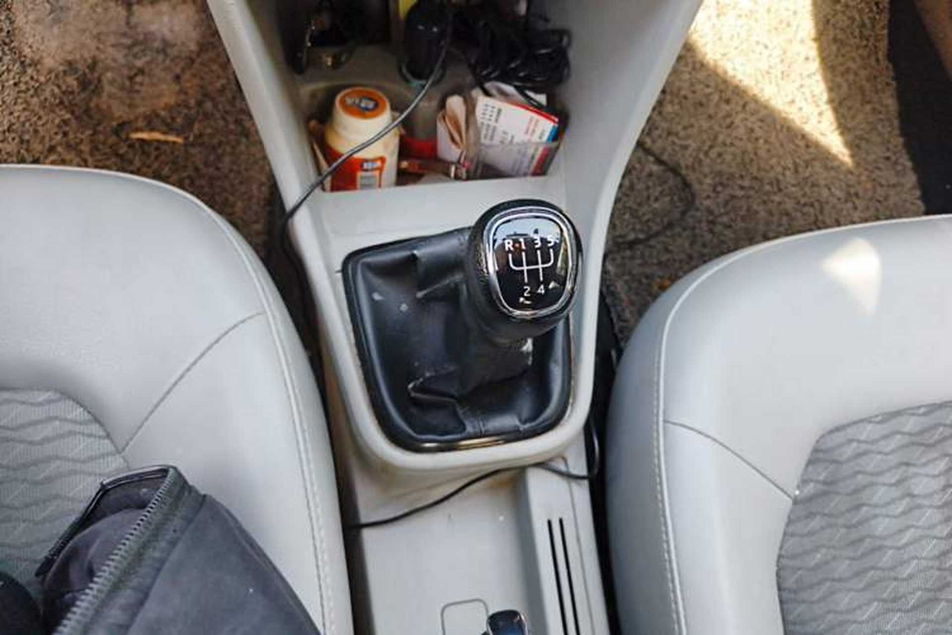 Used Skoda Rapid 2013 1.6L Manual Smart Selection Model Gear Lever