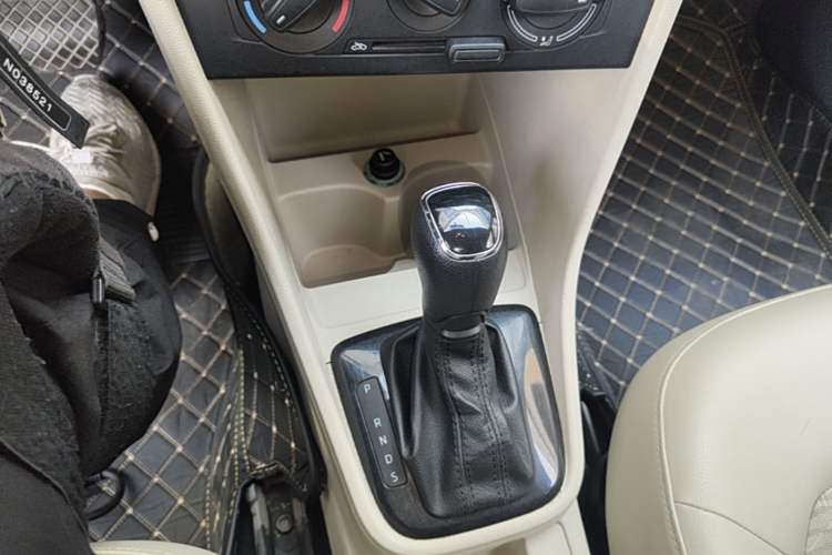 Used Skoda Rapid 2013 1.6L Automatic Smart Selection Model Gear Lever