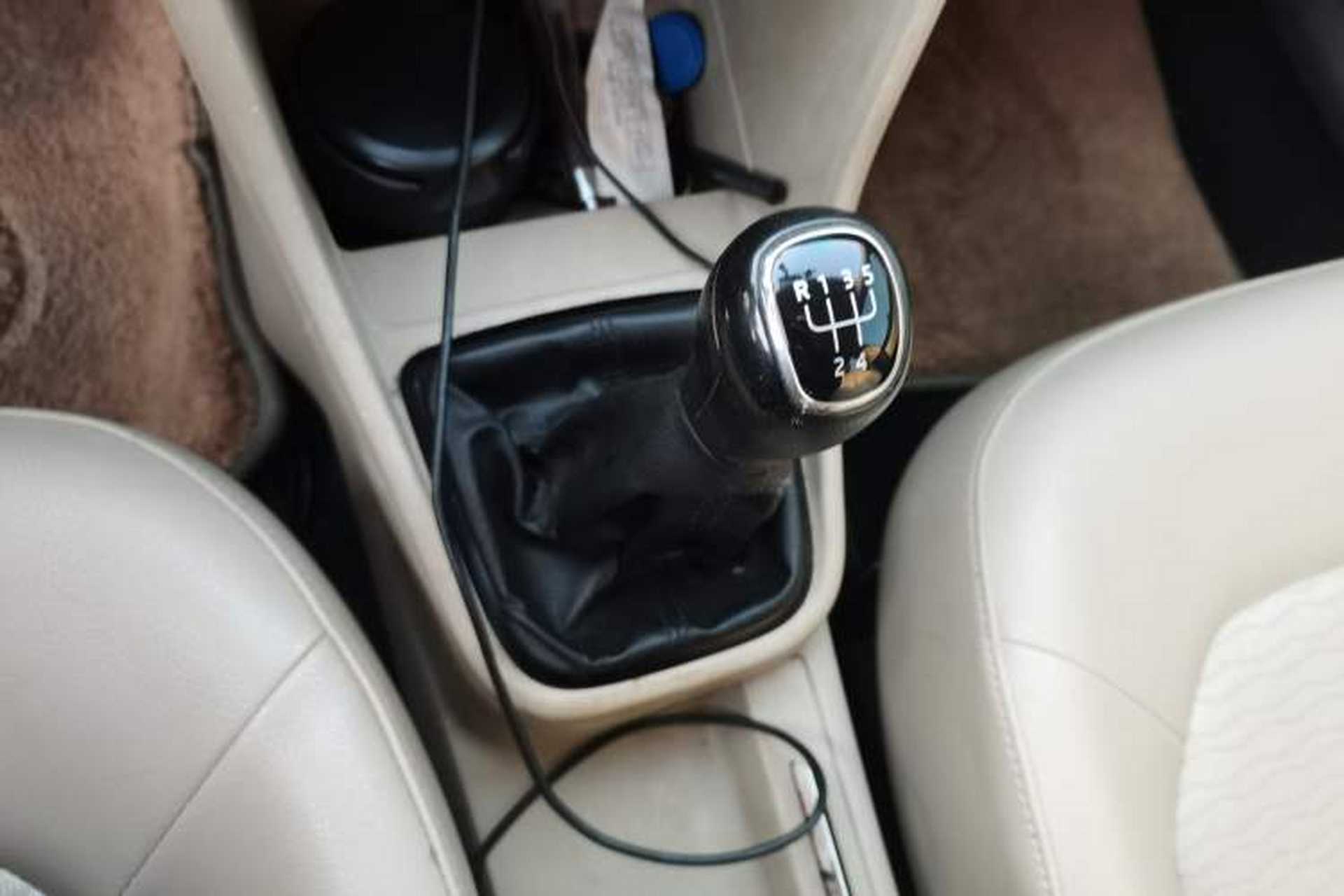 Used Skoda Rapid 2013 1.6L Manual Smart Selection Model Gear Lever