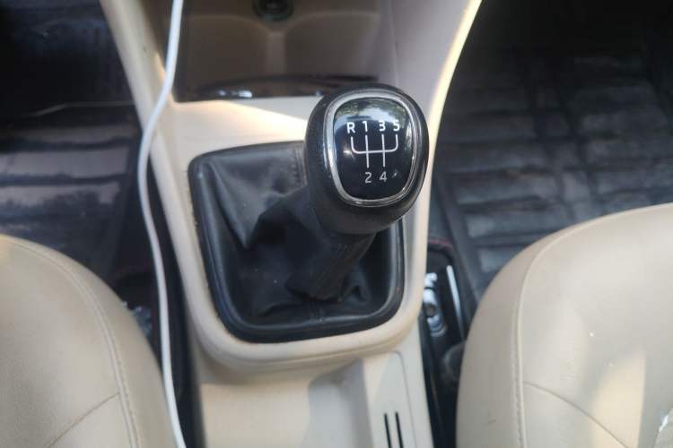 Used Skoda Rapid 2013 1.6L Manual Smart Selection Model Gear Lever