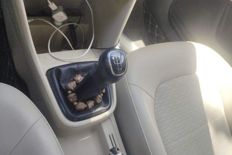 Used Skoda Rapid 2013 1.6L Manual Smart Selection Model Gear Lever