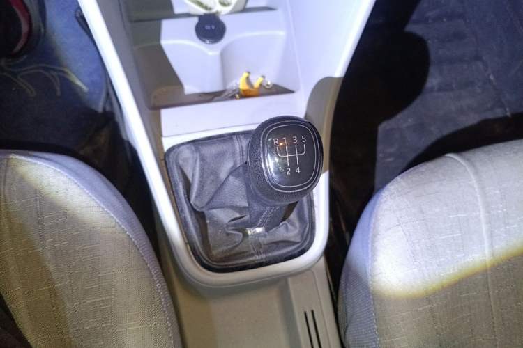 Used Skoda Rapid 2013 1.6L Manual Enjoyment Model Gear Lever