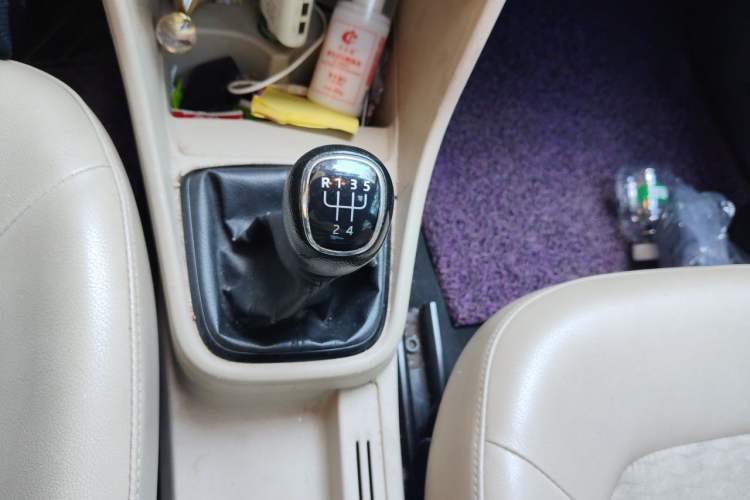 Used Skoda Rapid 2013 1.6L Manual Smart Selection Model Gear Lever