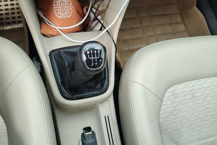 Used Skoda Rapid 2013 1.6L Manual Smart Selection Model Gear Lever
