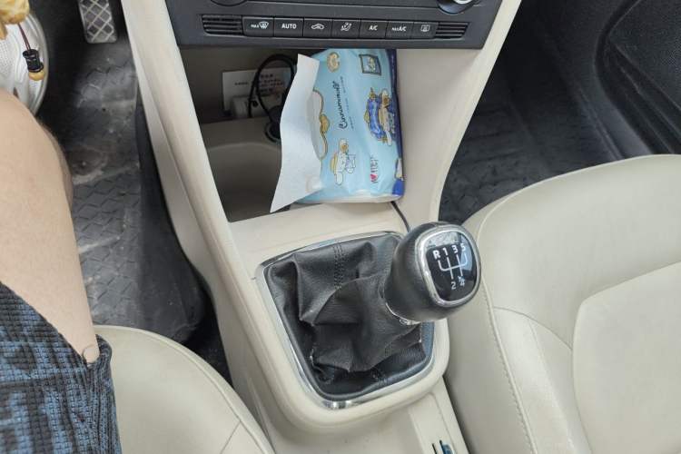Used Skoda Rapid 2013 1.6L Manual Preferred Version Gear Lever