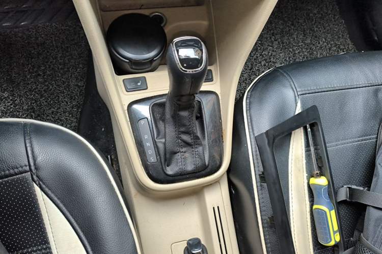 Used Skoda Rapid 2013 1.6L Automatic Smart Selection Model Gear Lever