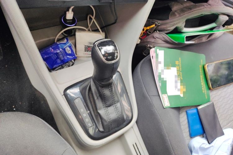 Used Skoda Rapid 2013 1.6L Automatic Smart Selection Model Gear Lever