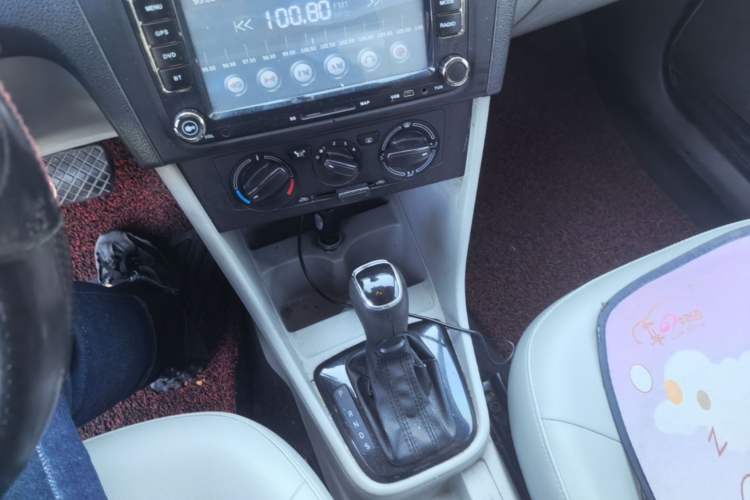 Used Skoda Rapid 2013 1.6L Automatic Smart Selection Model Gear Lever