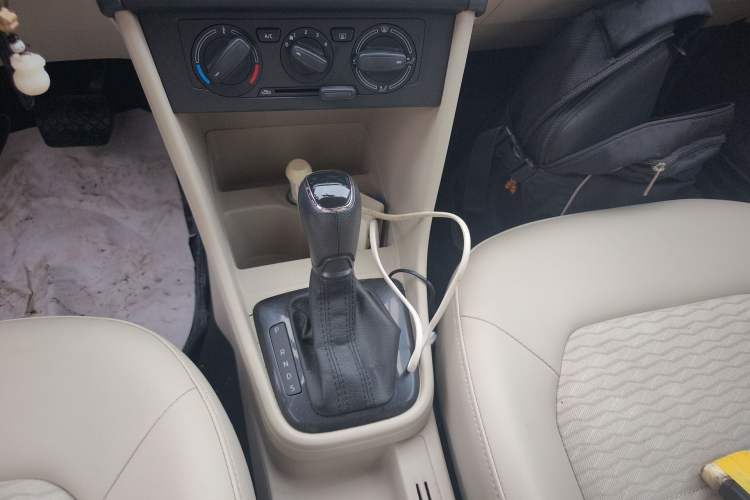Used Skoda Rapid 2013 1.6L Automatic Smart Selection Model Gear Lever