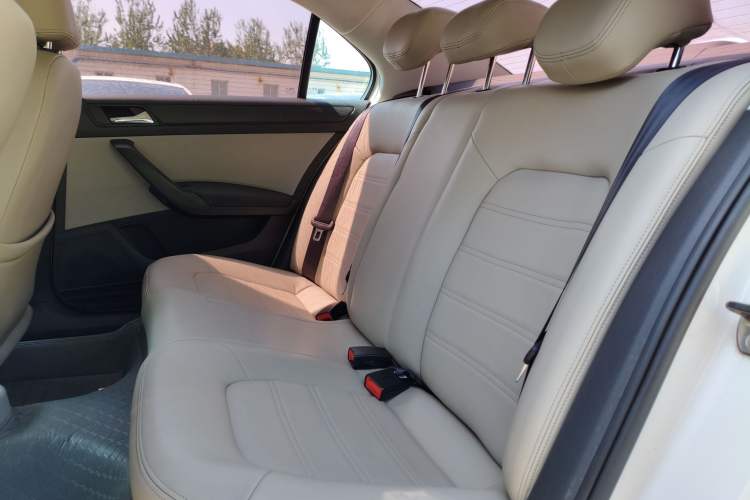 Used Skoda Rapid 2013 1.6L Automatic Smart Selection Model Interior 6