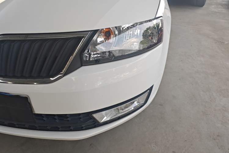 Used Skoda Rapid 2013 1.6L Automatic Smart Selection Model Left Front Headlight