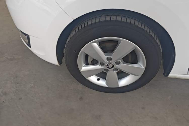 Used Skoda Rapid 2013 1.6L Automatic Smart Selection Model Left Front Wheel Hub