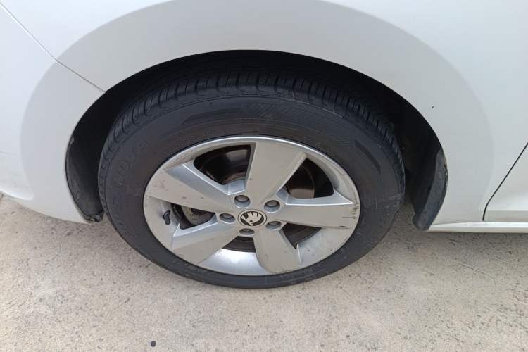 Used Skoda Rapid 2013 1.6L Automatic Smart Selection Model Left Front Wheel Hub