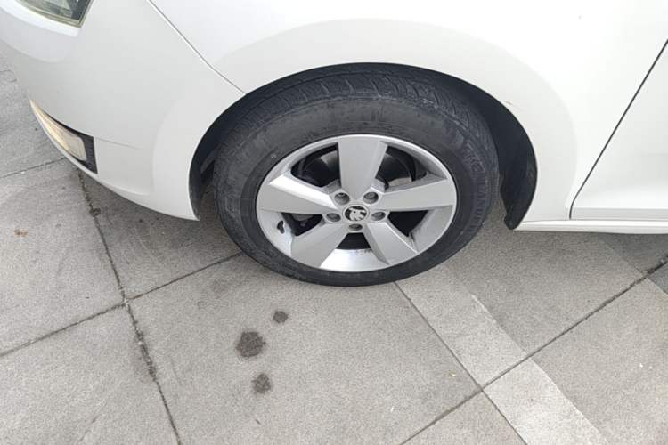 Used Skoda Rapid 2013 1.6L Automatic Smart Selection Model Left Front Wheel Hub