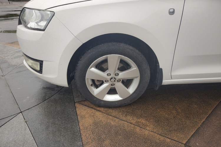 Used Skoda Rapid 2013 1.6L Automatic Smart Selection Model Left Front Wheel Hub