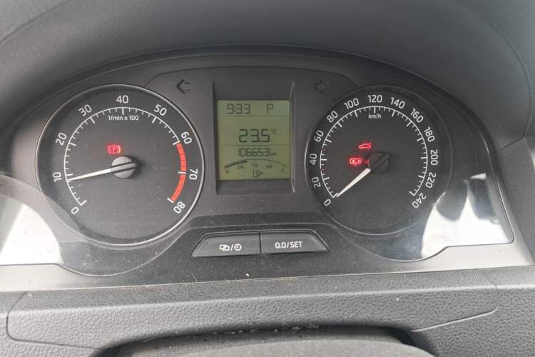 Used Skoda Rapid 2013 1.6L Automatic Smart Selection Model Odometer Close Up