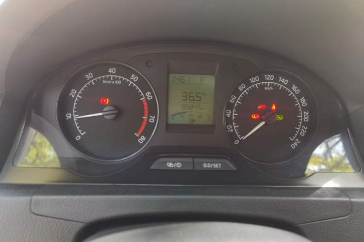 Used Skoda Rapid 2013 1.6L Automatic Smart Selection Model Odometer Close Up