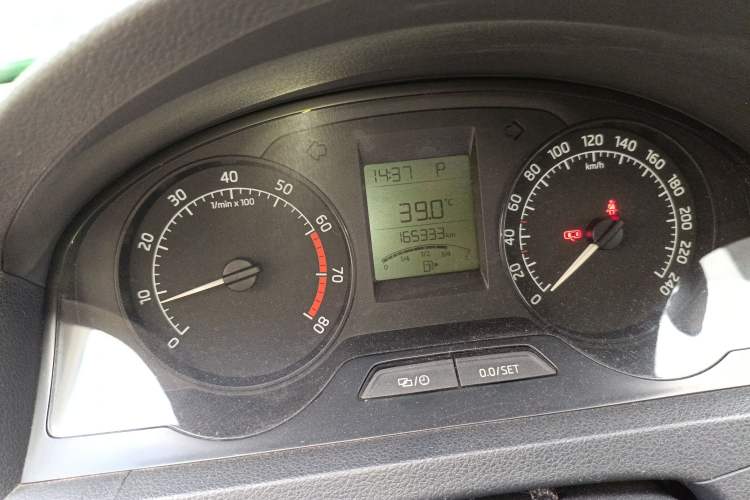 Used Skoda Rapid 2013 1.6L Automatic Smart Selection Model Odometer Close Up