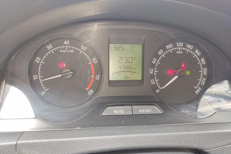 Used Skoda Rapid 2013 1.6L Automatic Smart Selection Model Odometer Close Up