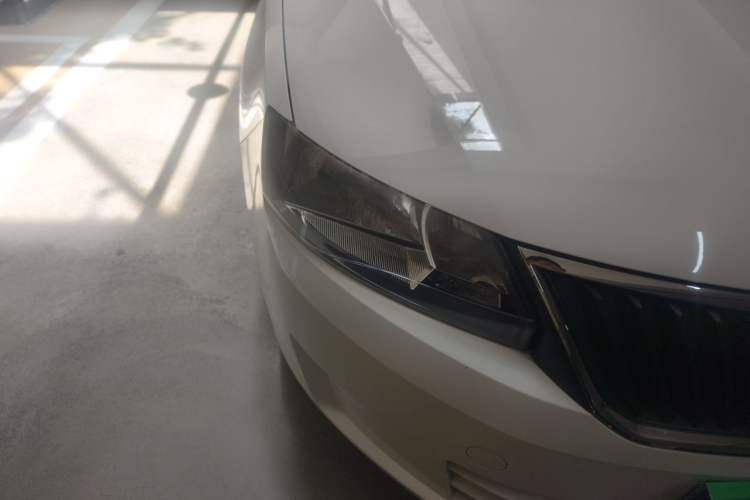 Used Skoda Rapid 2013 1.4L Manual Enjoyment Model Right Front Headlight